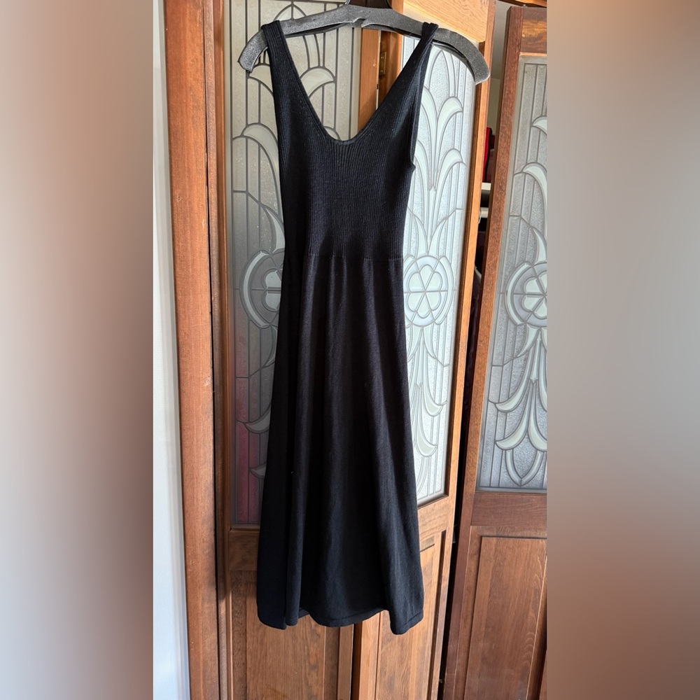 Gap Womens Sweater Dress
Black Ribbed Mini V Neck Sleeveless Knit S